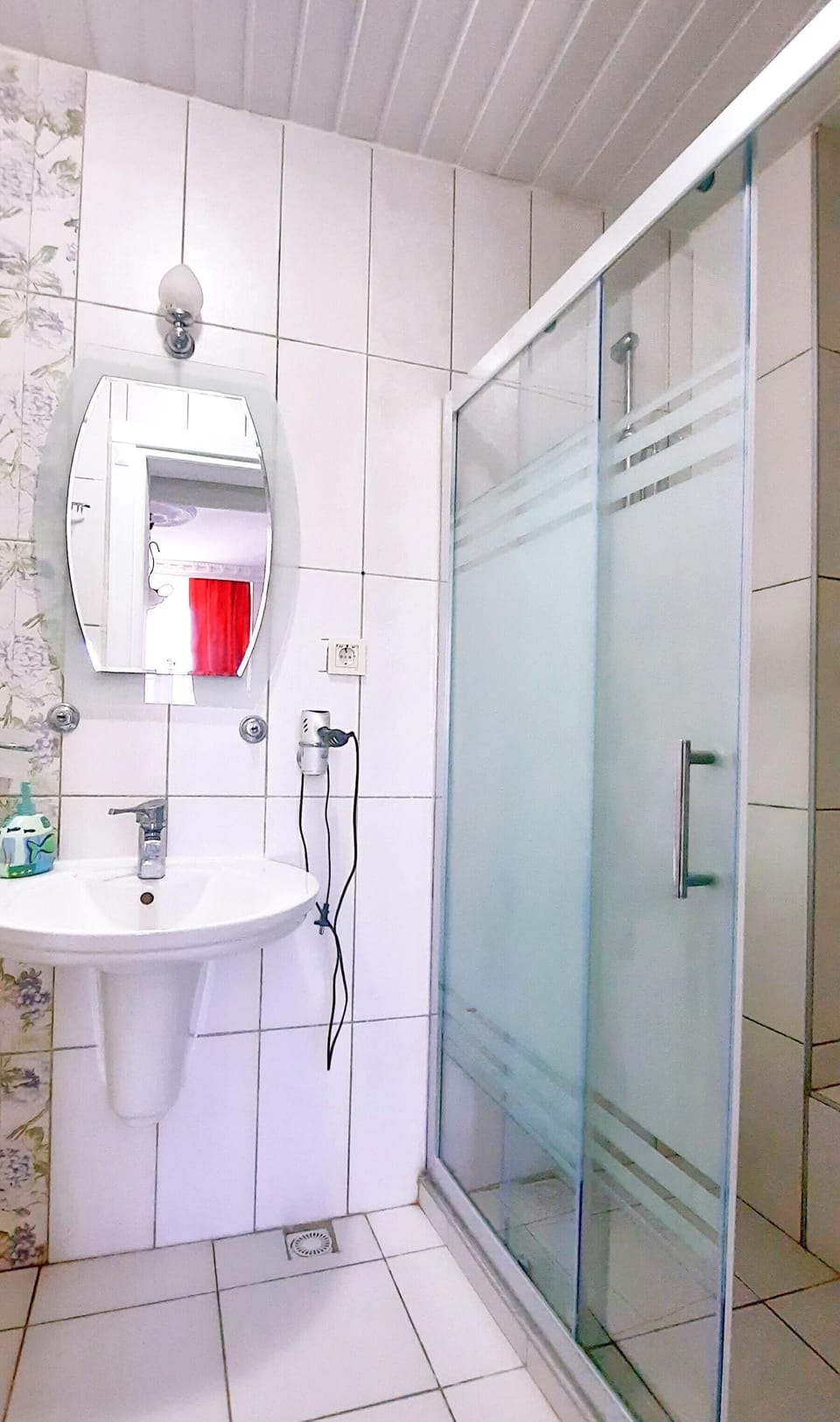 Standard Room | Bathroom | Shower, hair dryer, towels, soap