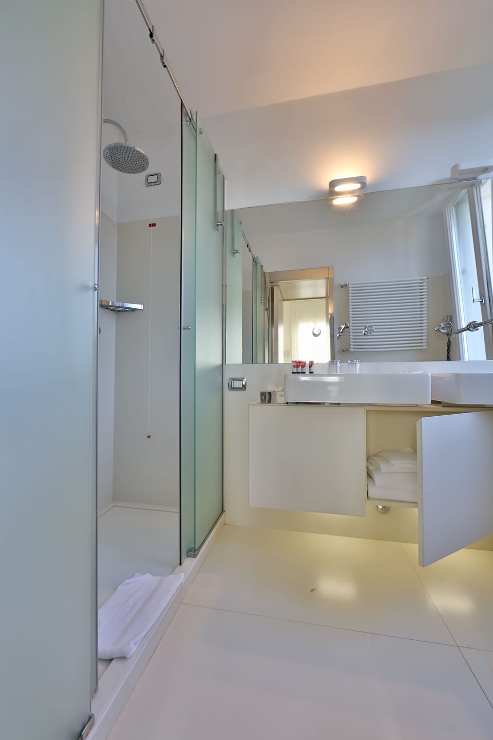Superior Double or Twin Room | Bathroom | Free toiletries, hair dryer, bidet, towels