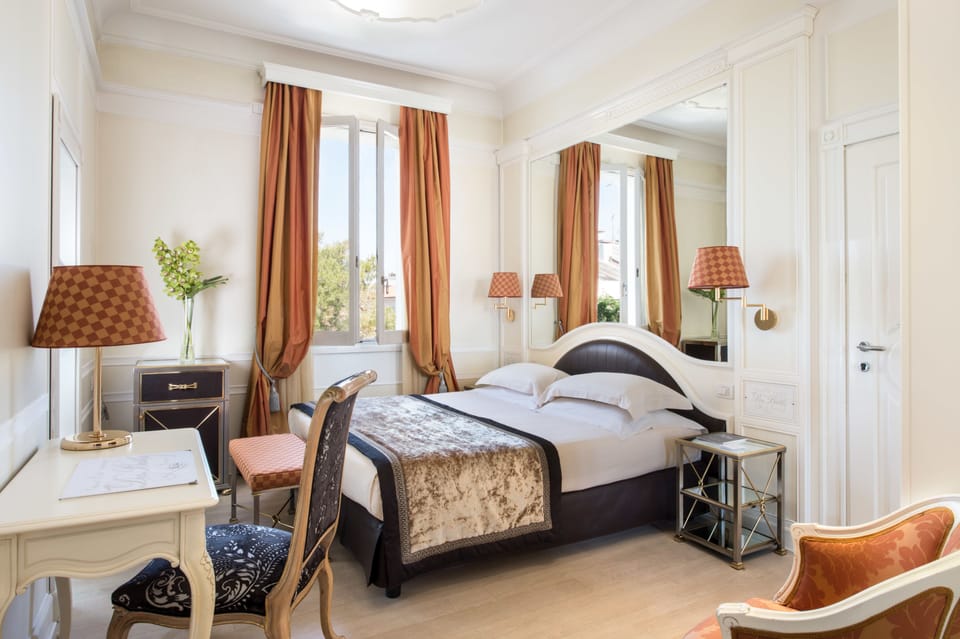 Comfort Double or Twin Room | Minibar, in-room safe, desk, WiFi (free)