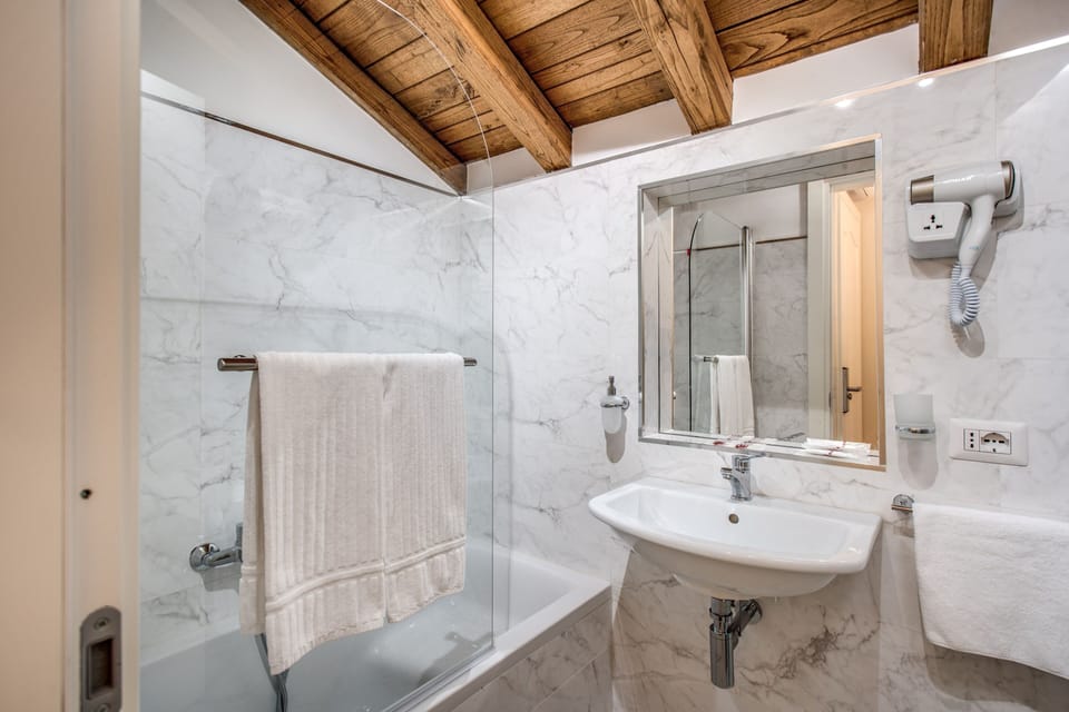 Classic Double Room | Bathroom | Separate tub and shower, free toiletries, hair dryer, slippers