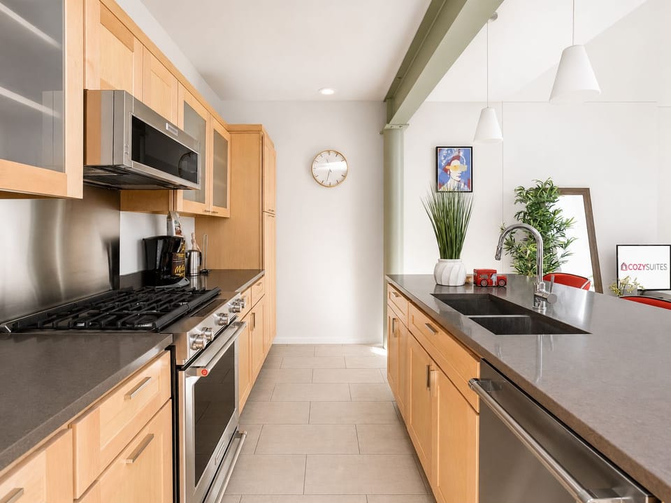 Coffee/tea maker, fridge, microwave, oven
