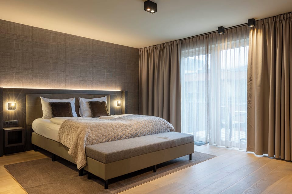 In-room safe, soundproofing, free WiFi, bed sheets