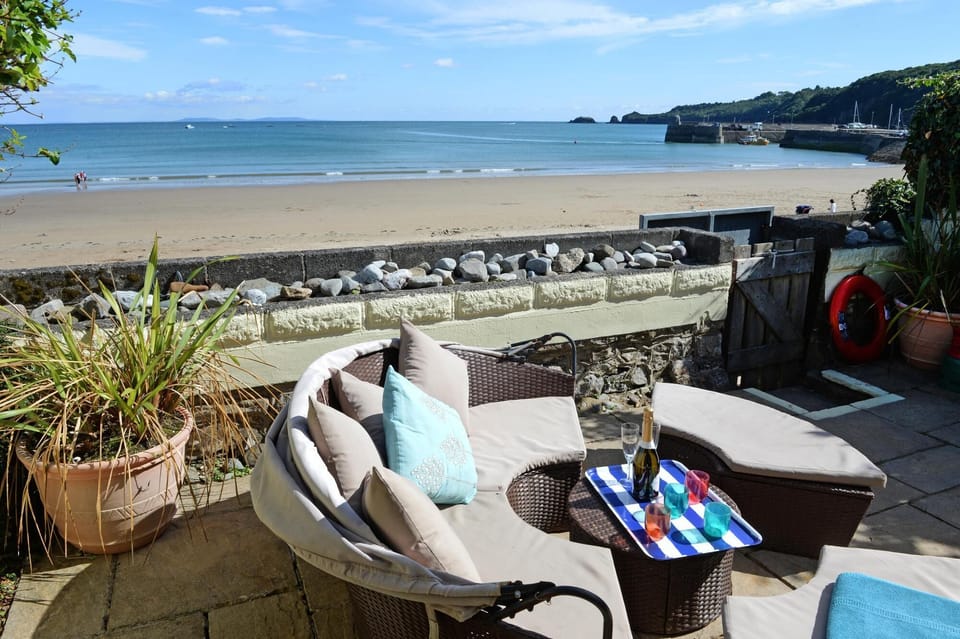 Gone to the Beach - Luxury Cottage Sea Views Direct Access to Beach Pet Friendly Apartment in Saundersfoot