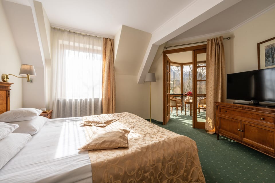 Desk, laptop workspace, free WiFi, bed sheets