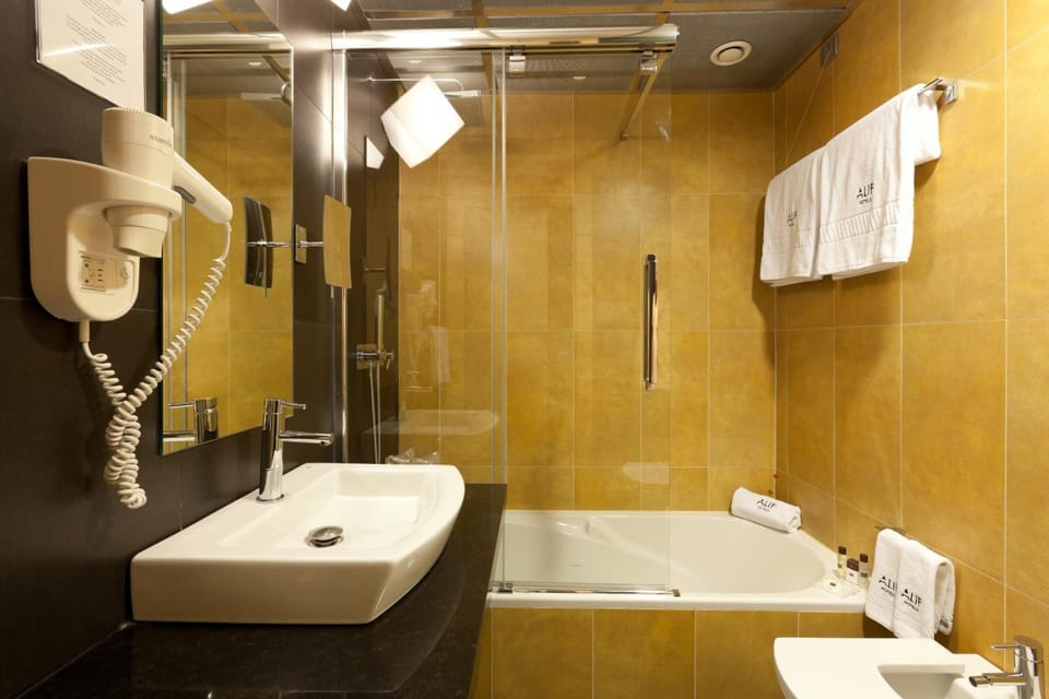 Eco-friendly toiletries, hair dryer, bidet, towels