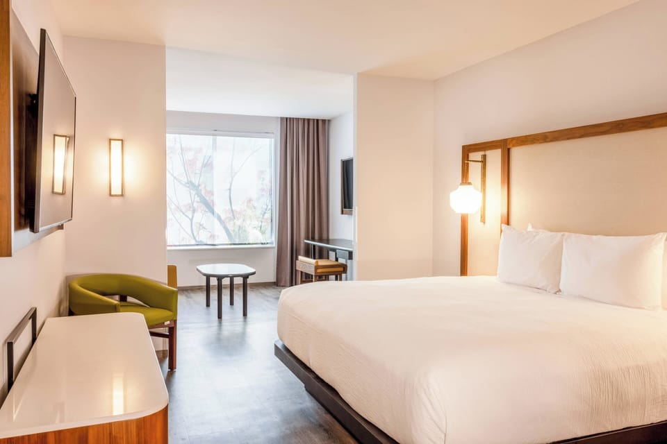 Hypo-allergenic bedding, minibar, desk, free WiFi