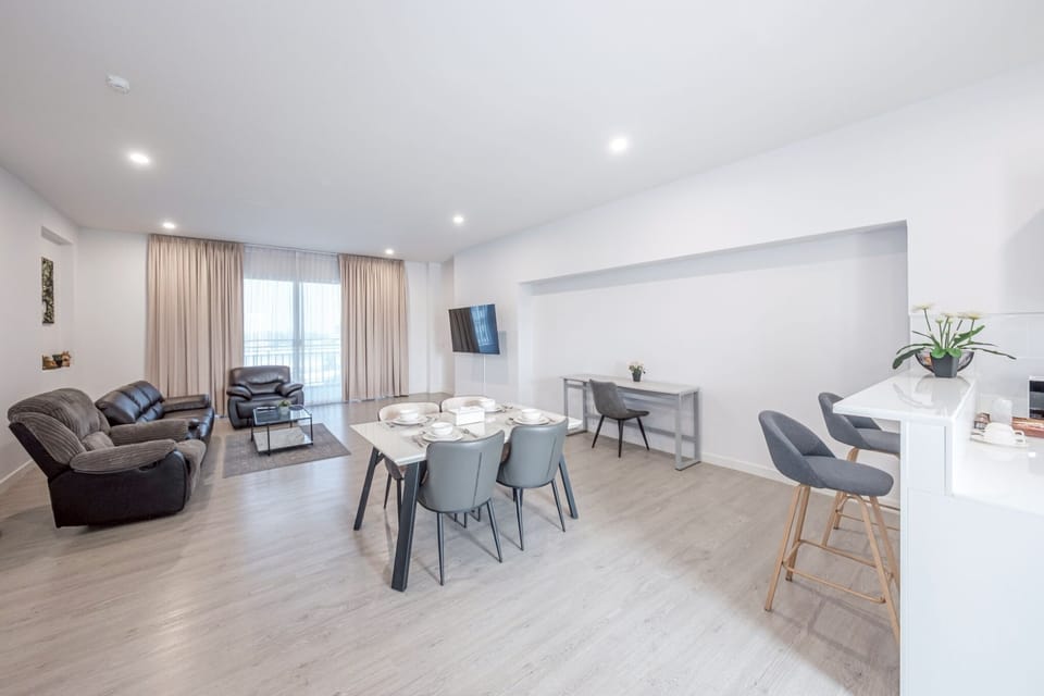 Presidential Studio Suite, 1 King Bed, Non Smoking, Private Bathroom | Living area | 32-inch flat-screen TV with cable channels, TV