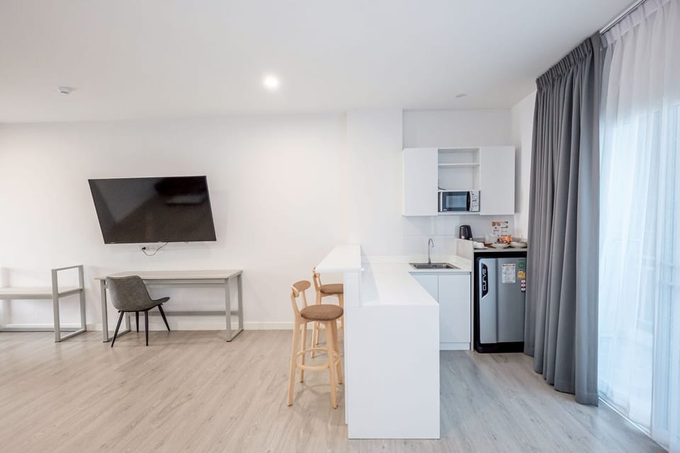 Premium Suite, 1 King Bed, Non Smoking, Private Bathroom | Living area | 32-inch flat-screen TV with cable channels, TV