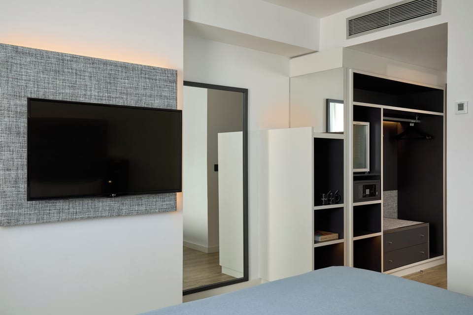 Premium bedding, down comforters, minibar, in-room safe
