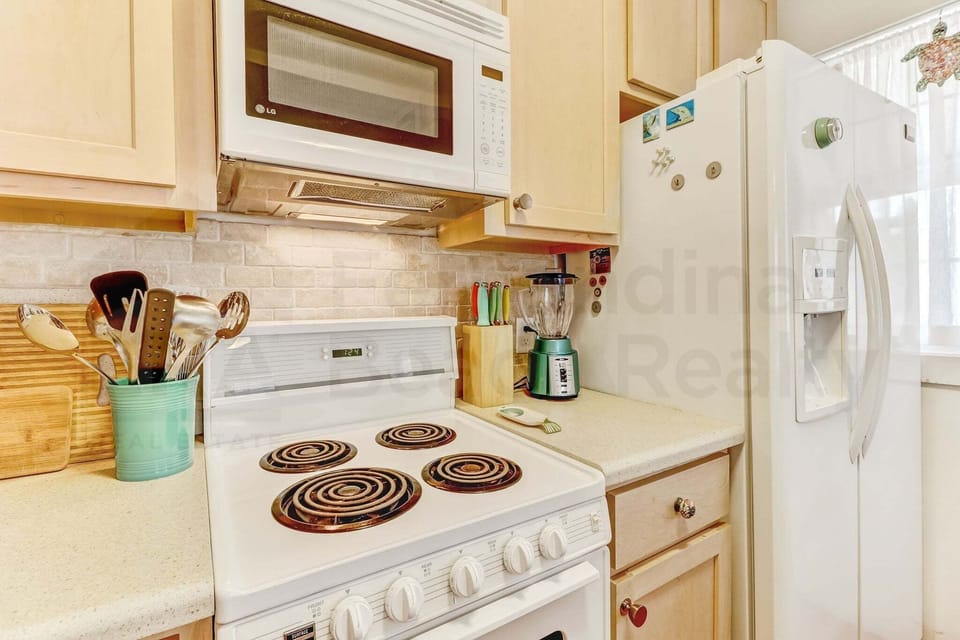 House, 3 Bedrooms | Private kitchen | Fridge, oven, coffee/tea maker, dining tables