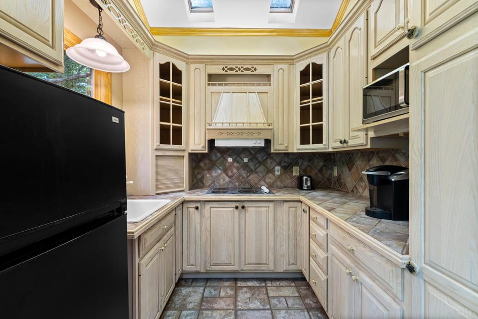 Chalet | Private kitchen | Full-size fridge, microwave, oven, stovetop
