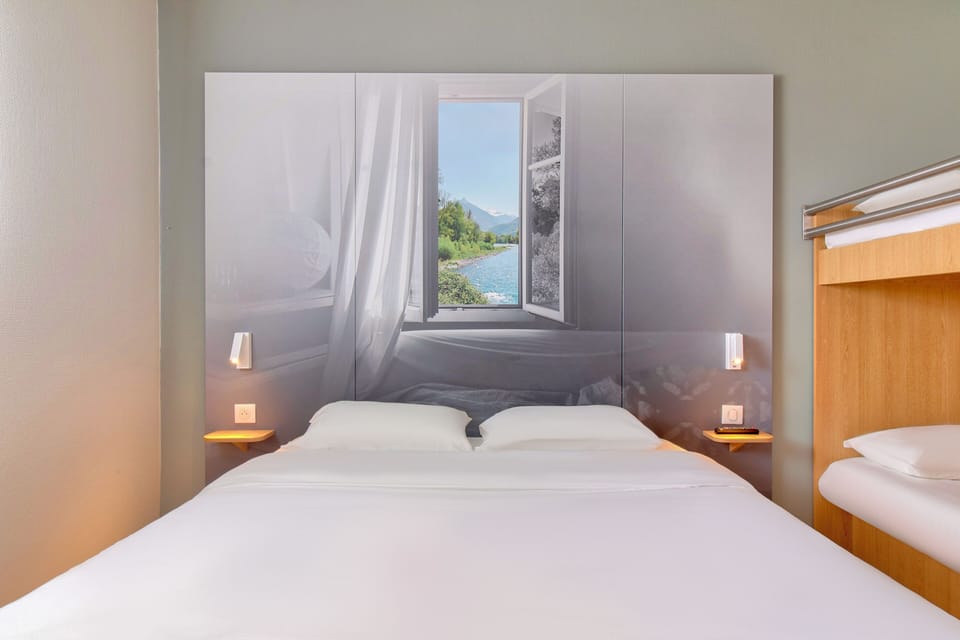 Quadruple Room, Non Smoking | Desk, soundproofing, WiFi (free), bed sheets