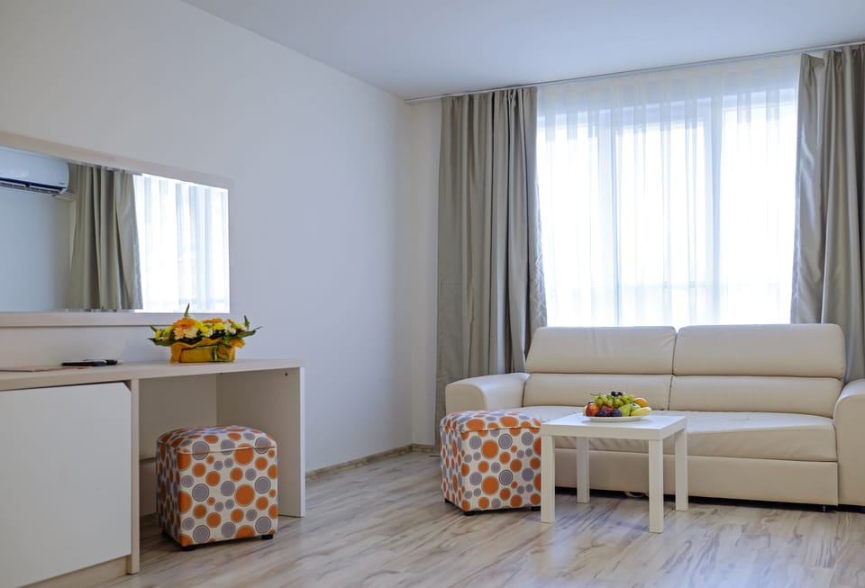 Family Studio Suite | In-room safe, desk, laptop workspace, free WiFi