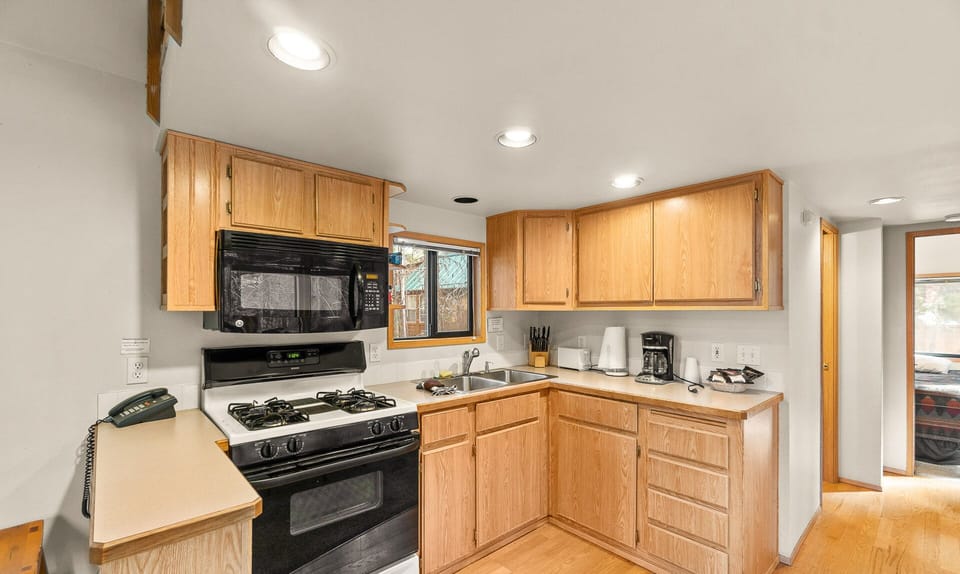502 Eagle's loft | Private kitchen | Coffee/tea maker, mini-fridge, microwave, toaster