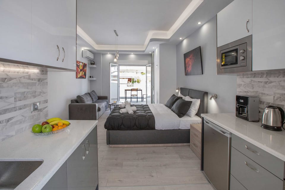 Comfort Studio Suite | Private kitchen | Mini-fridge, microwave, oven, stovetop