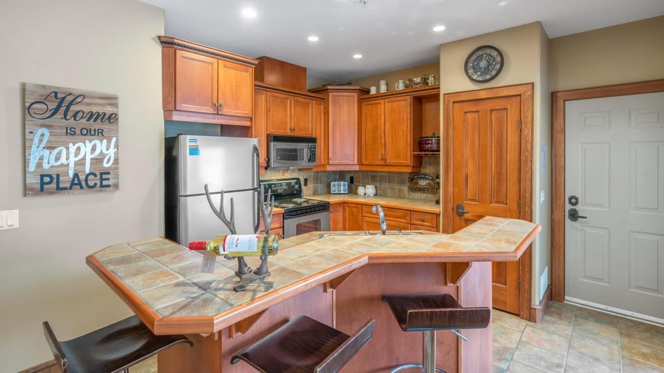Deluxe Condo, 2 Bedrooms, Hot Tub, Slope side (2 Bedrooms) | Private kitchen | Coffee/tea maker, microwave, oven, electric kettle