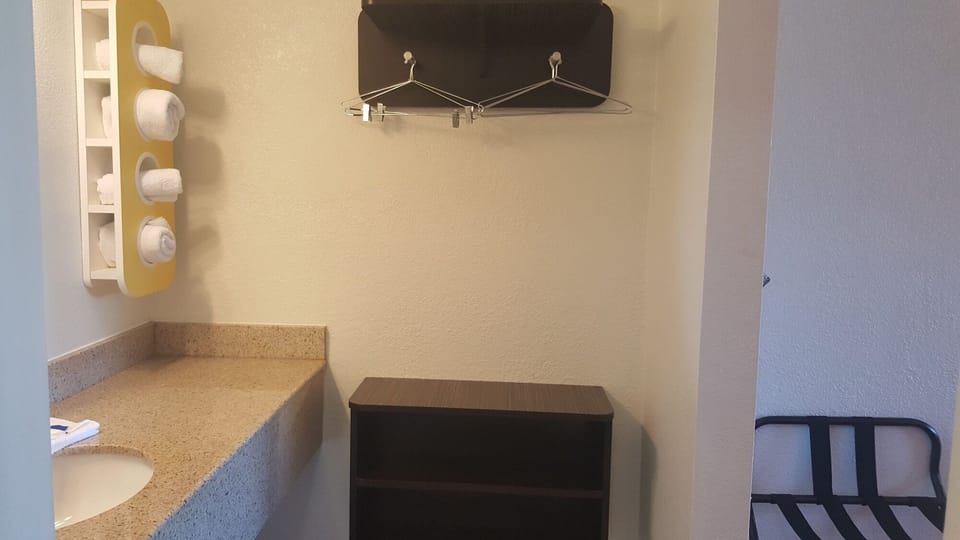 Combined shower/tub, free toiletries, hair dryer, towels