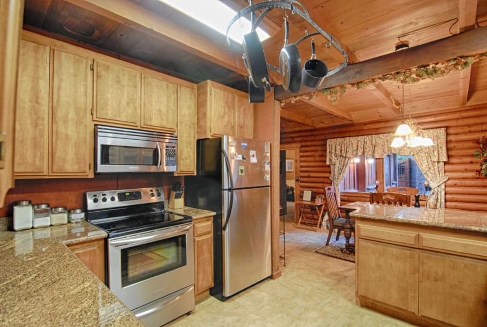 House, Multiple Beds (The Bernstein Bear Cabin) | Private kitchen