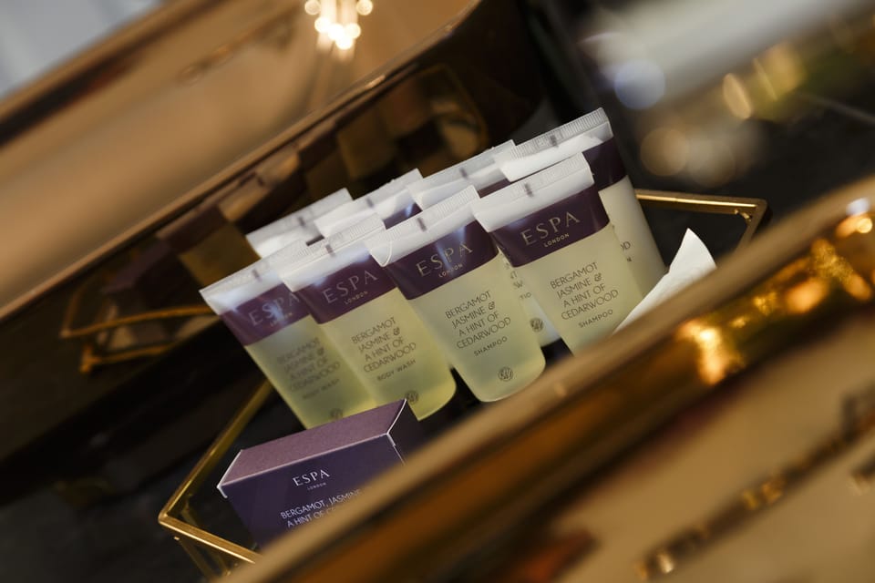 Feature Room Premier | Bathroom amenities | Free toiletries, hair dryer, towels