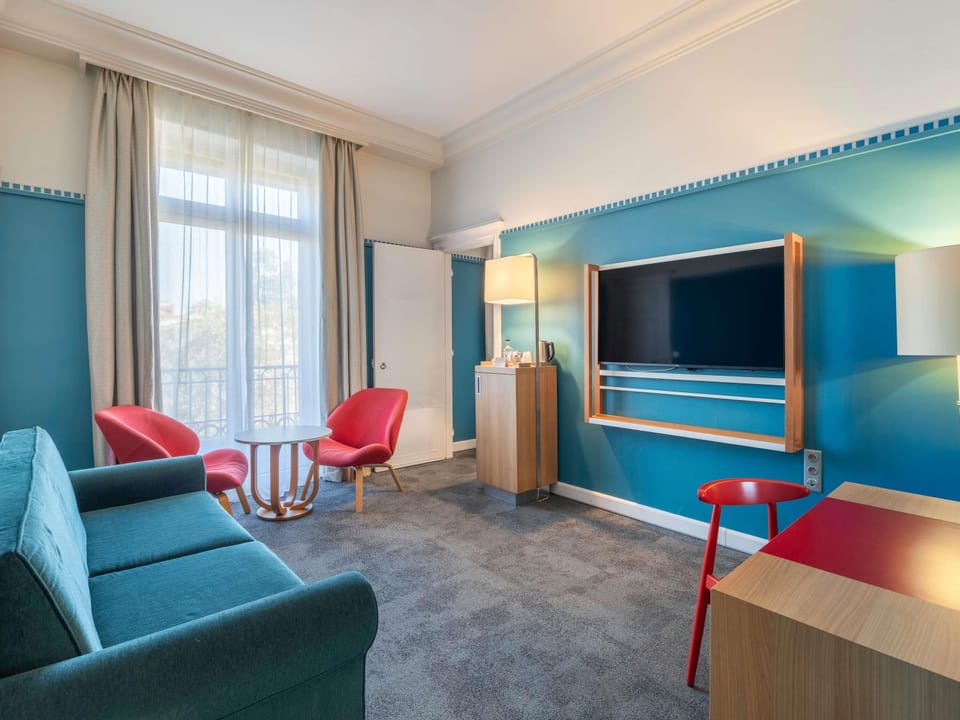 Suite, 1 Queen Bed | Premium bedding, pillowtop beds, in-room safe, blackout drapes