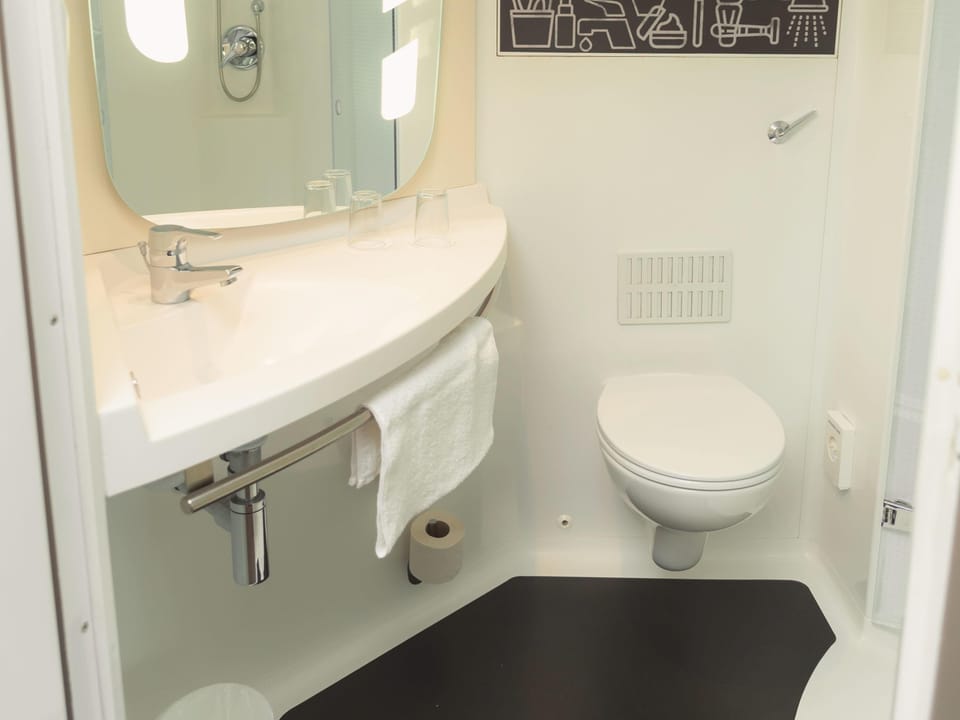 Twin Room, 2 Twin Beds | Desk, iron/ironing board, free WiFi, bed sheets