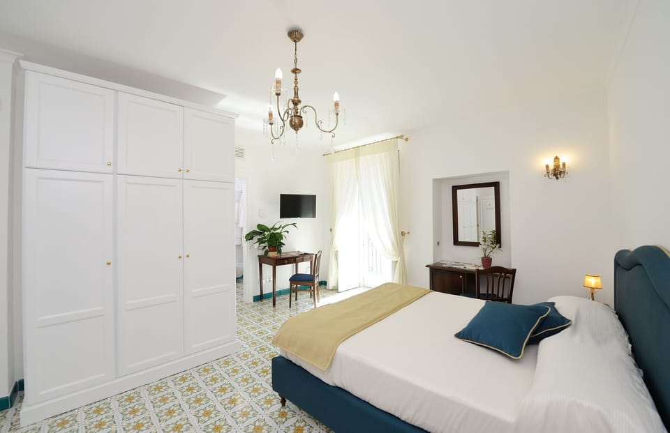 Junior Double Room | Minibar, in-room safe, desk, laptop workspace