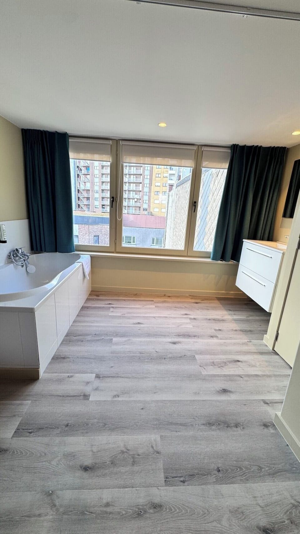 Suite (400, Bathroom) | Soundproofing, free WiFi, bed sheets, wheelchair access