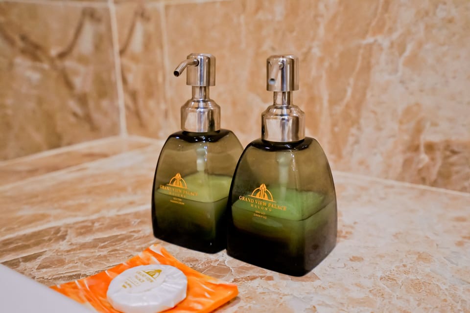 Combined shower/tub, hydromassage showerhead, free toiletries