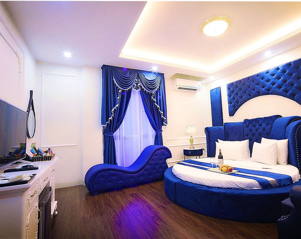 Romantic Double Room | Free minibar items, individually furnished, desk, free WiFi