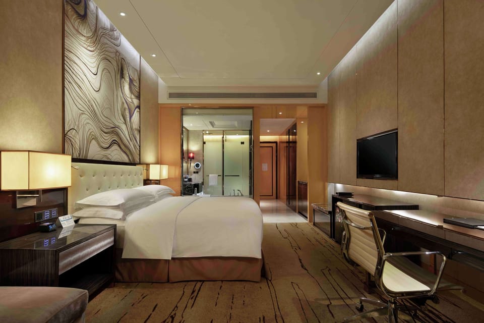 Deluxe Room, 1 King Bed (Guest) | In-room safe, blackout drapes, soundproofing, cribs (free)