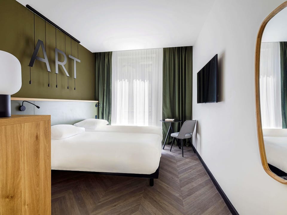 Classic Room, 2 Twin Beds | Free minibar, in-room safe, blackout drapes, soundproofing