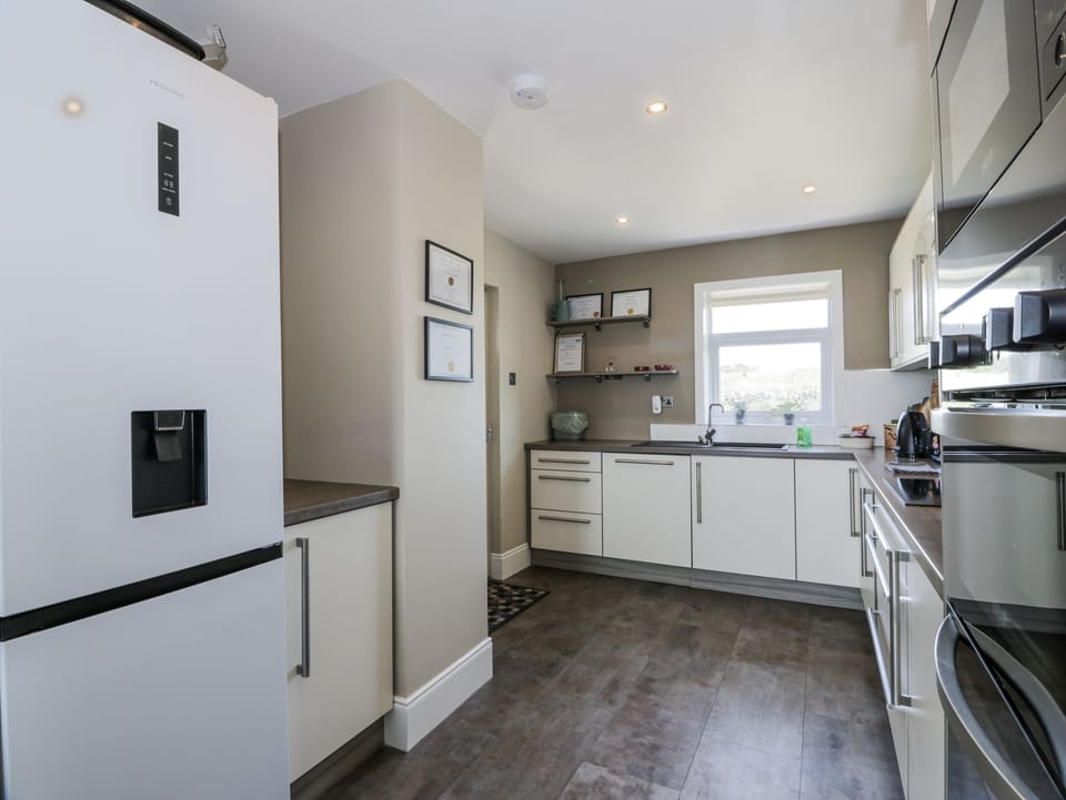 Cottage | Private kitchen | Fridge, dishwasher, electric kettle, toaster