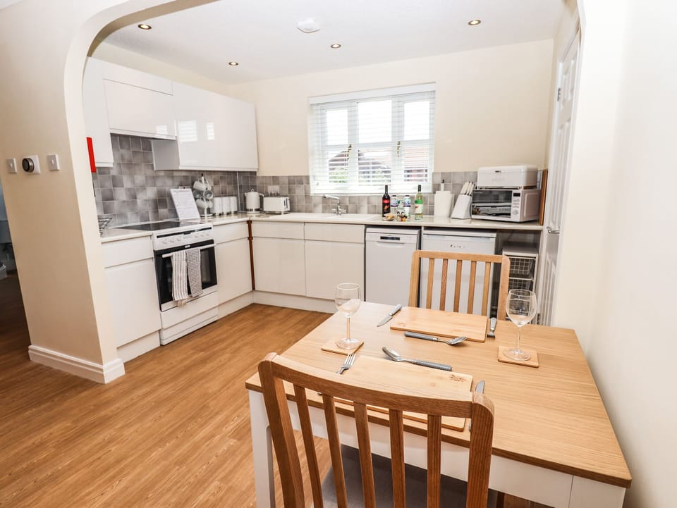 Cottage | Private kitchen | Fridge, microwave, dishwasher, electric kettle