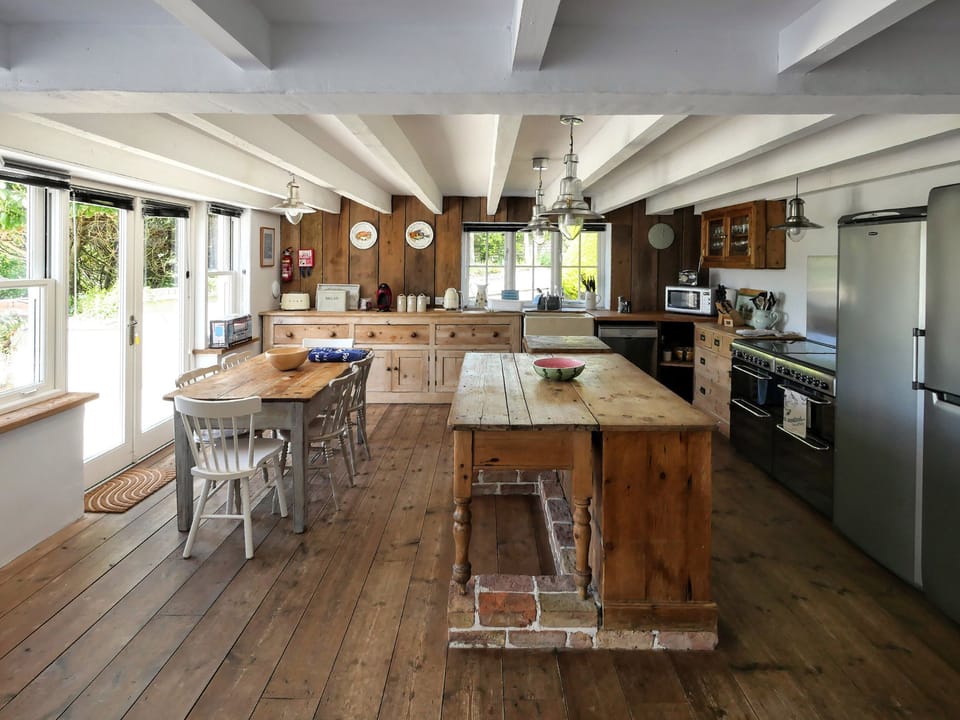 Cottage | Private kitchen | Fridge, microwave, dishwasher, electric kettle