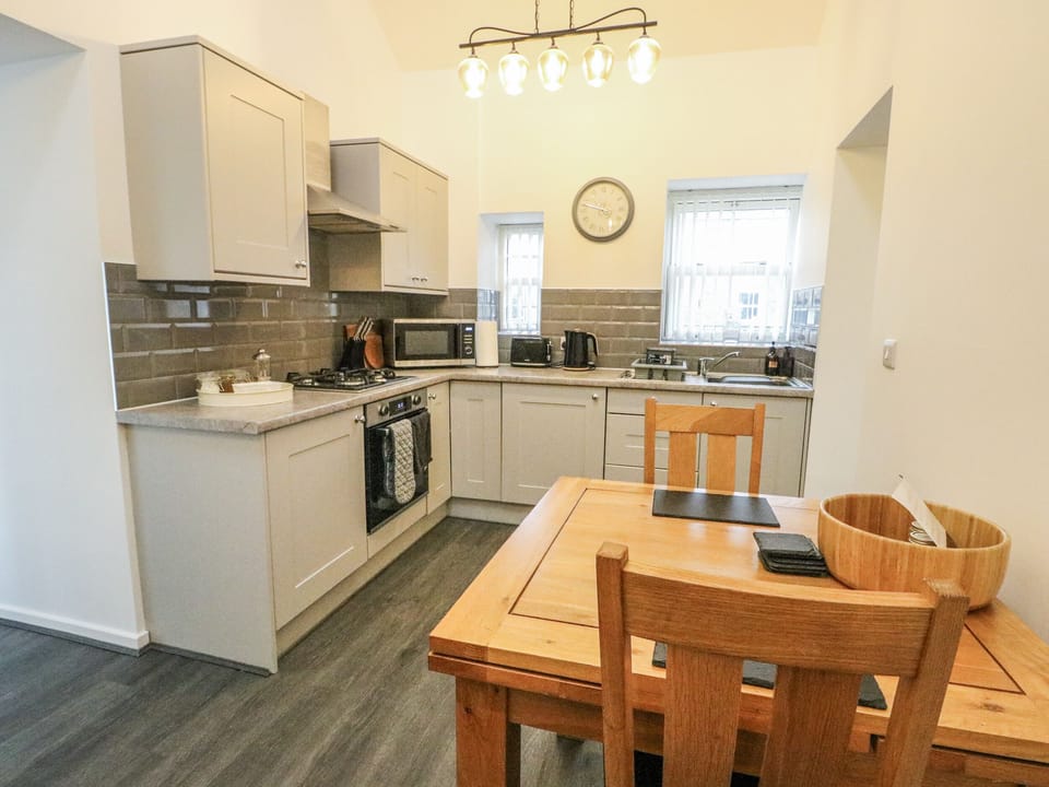 Cottage | Private kitchen | Fridge, electric kettle, toaster, cookware/dishes/utensils