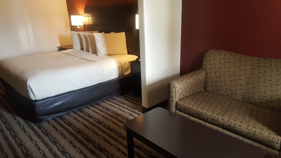 Desk, blackout drapes, iron/ironing board, free WiFi