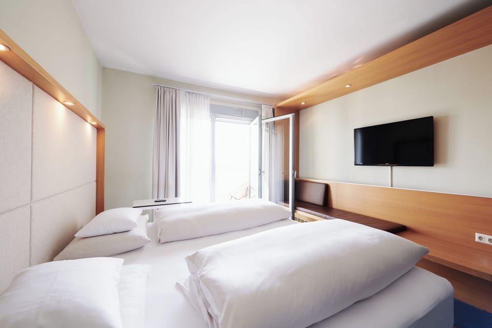 Loggia Room | Hypo-allergenic bedding available, in-room safe, desk, soundproofing