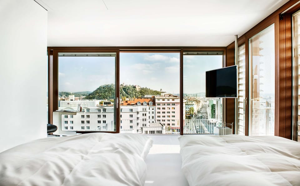 Loftcube | Hypo-allergenic bedding, in-room safe, desk, soundproofing