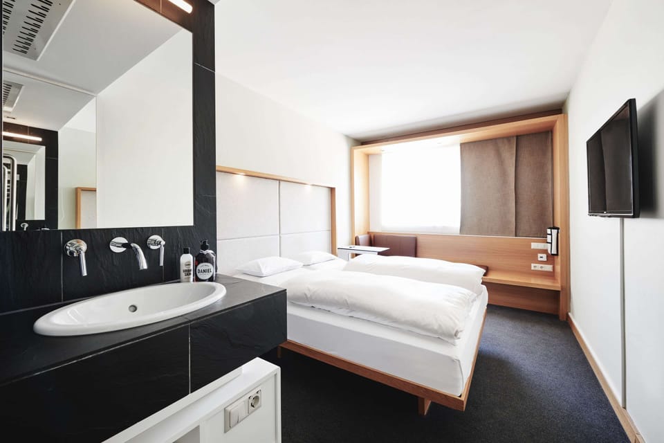 Smart Room | Hypo-allergenic bedding available, in-room safe, desk, soundproofing