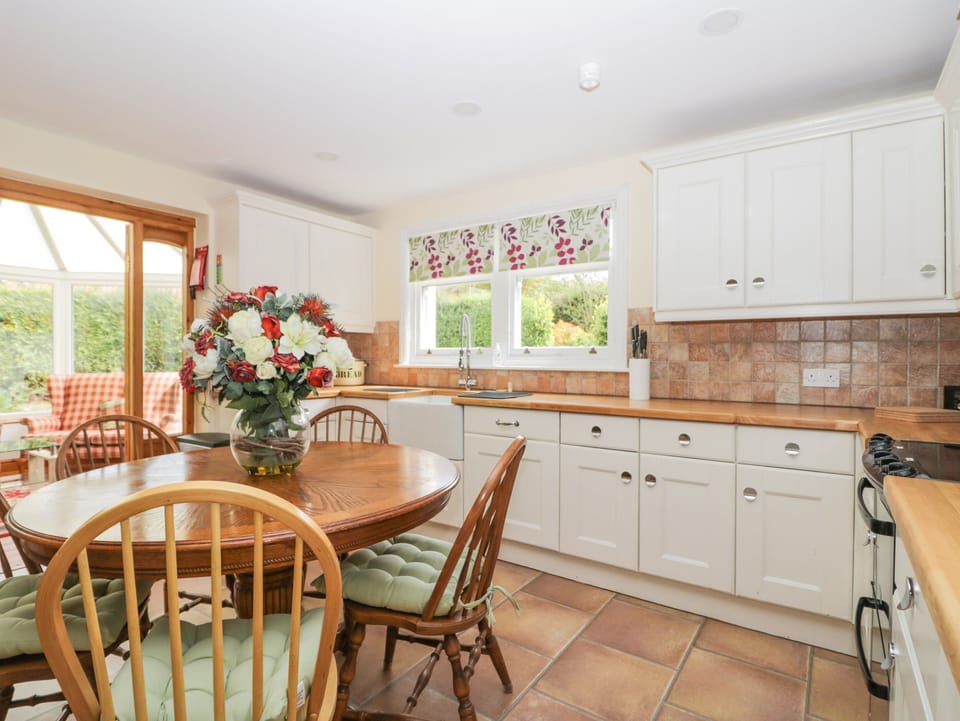 Cottage | Private kitchen | Fridge, microwave, dishwasher, electric kettle