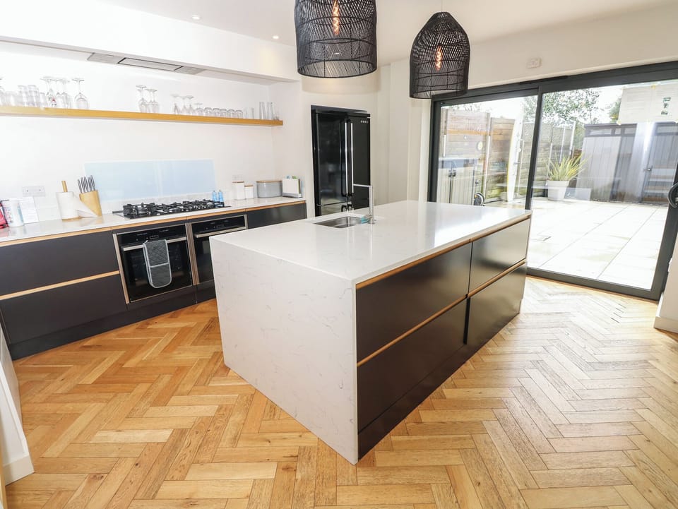 Cottage | Private kitchen | Fridge, microwave, dishwasher, electric kettle
