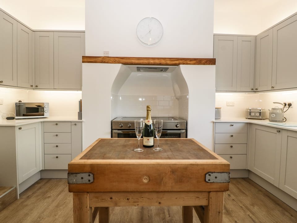 Cottage | Private kitchen | Fridge, dishwasher, electric kettle, toaster