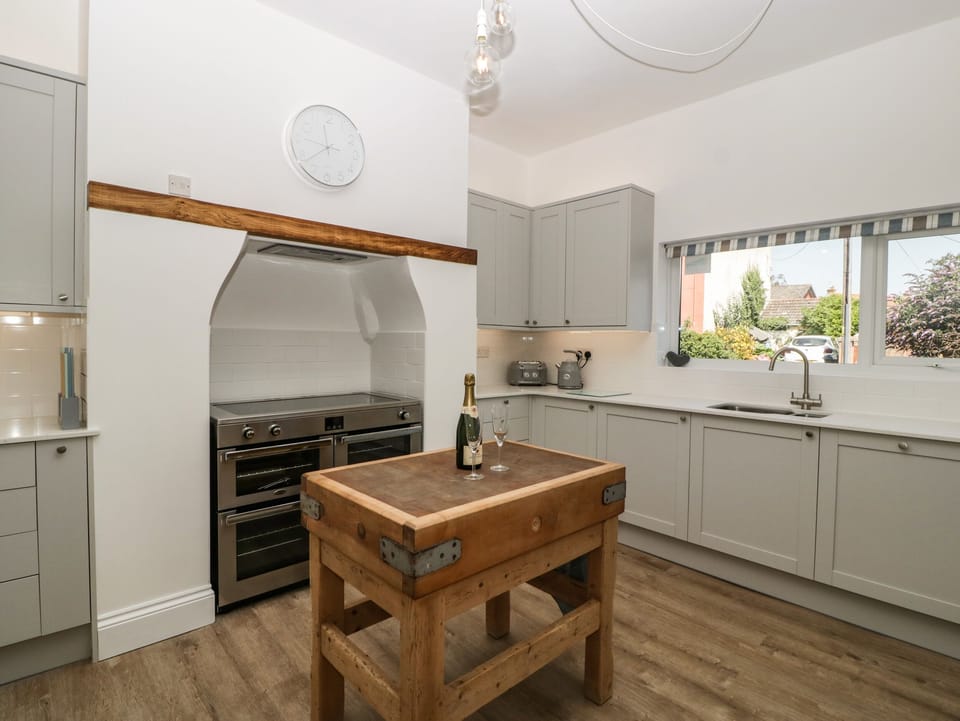Cottage | Private kitchen | Fridge, microwave, dishwasher, electric kettle