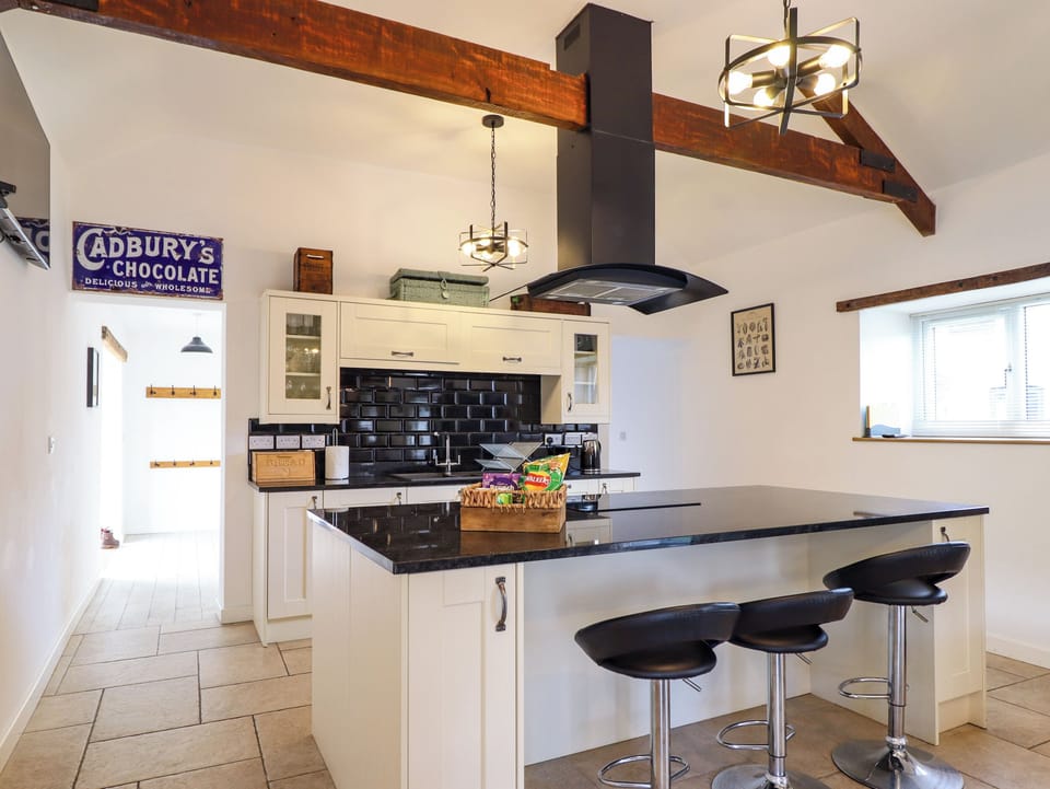 Cottage | Private kitchen | Fridge, microwave, electric kettle, toaster