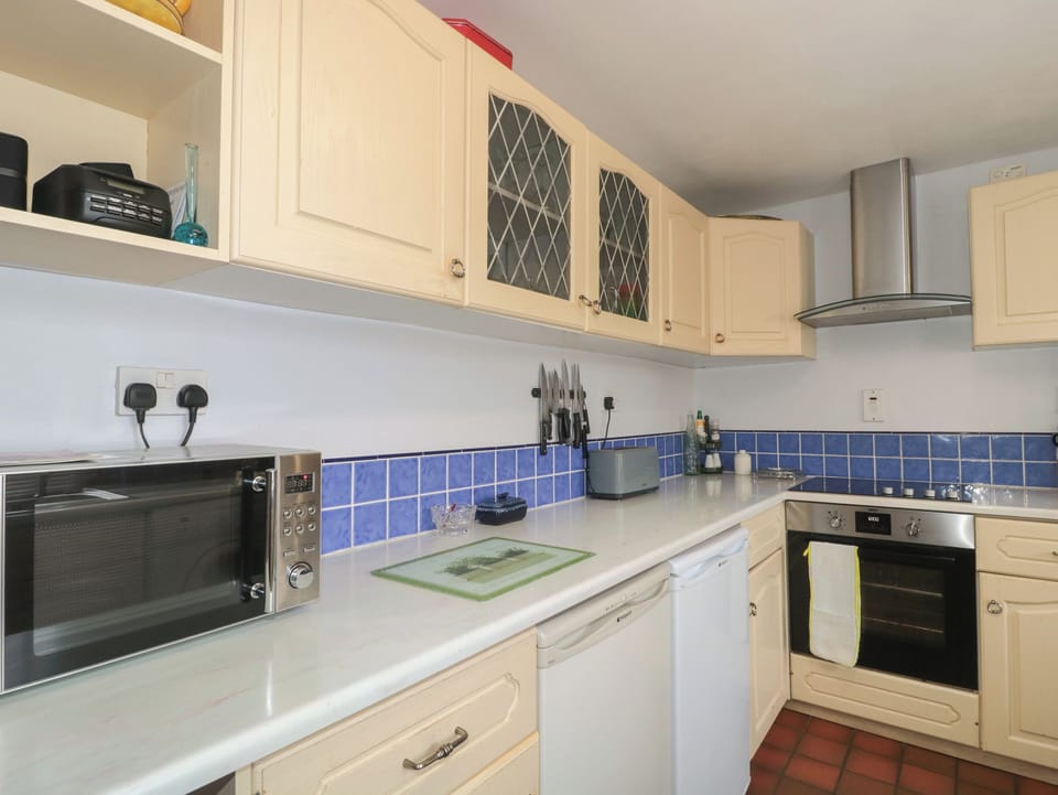 Cottage | Private kitchen | Fridge, dishwasher, electric kettle, toaster