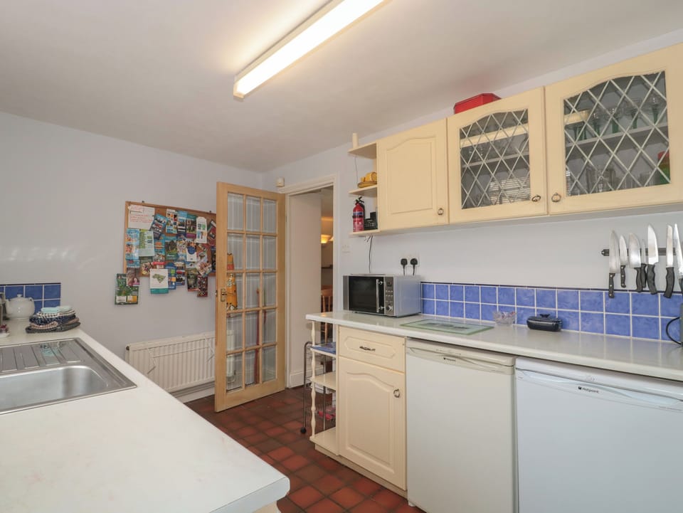 Cottage | Private kitchen | Fridge, dishwasher, electric kettle, toaster