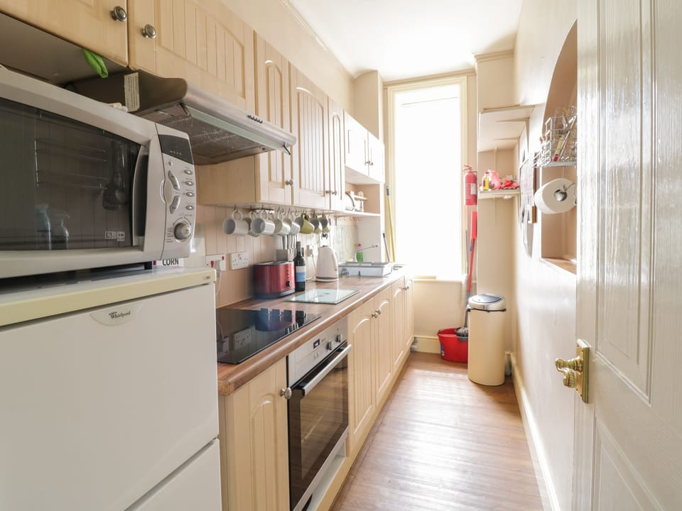 Cottage | Private kitchen | Fridge, microwave, electric kettle, toaster