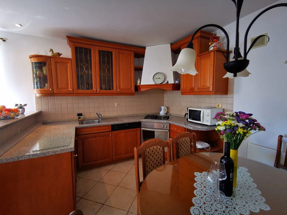 Private kitchen | Fridge, microwave, oven, stovetop