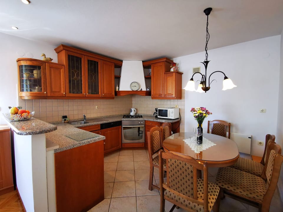 Private kitchen | Fridge, microwave, oven, stovetop