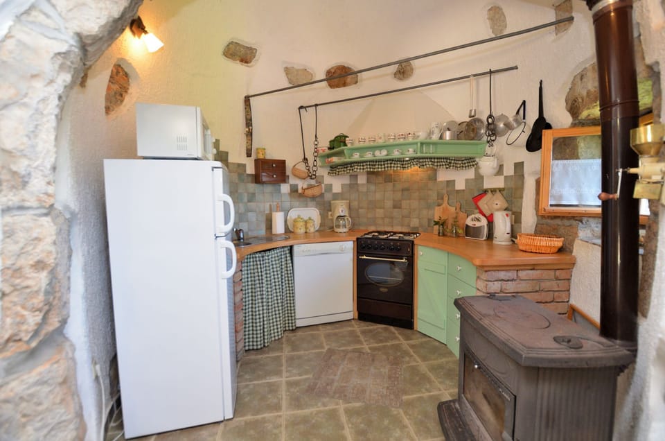 Private kitchen | Fridge, microwave, oven, stovetop